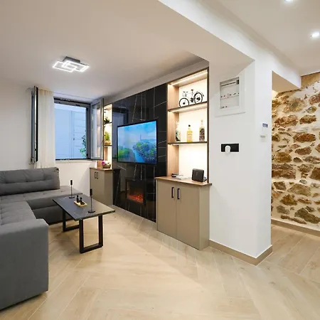 Panos City Apartment - Private Parking For Motorcycles-2